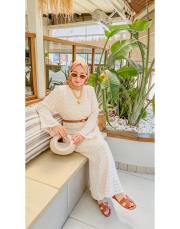 krem delik işi kemerli triko elbise